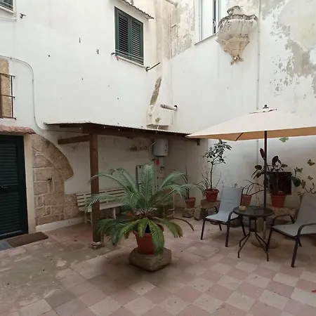 Palazzo Saraceno Apartments-antica Mangiatoia Apartment Taranto